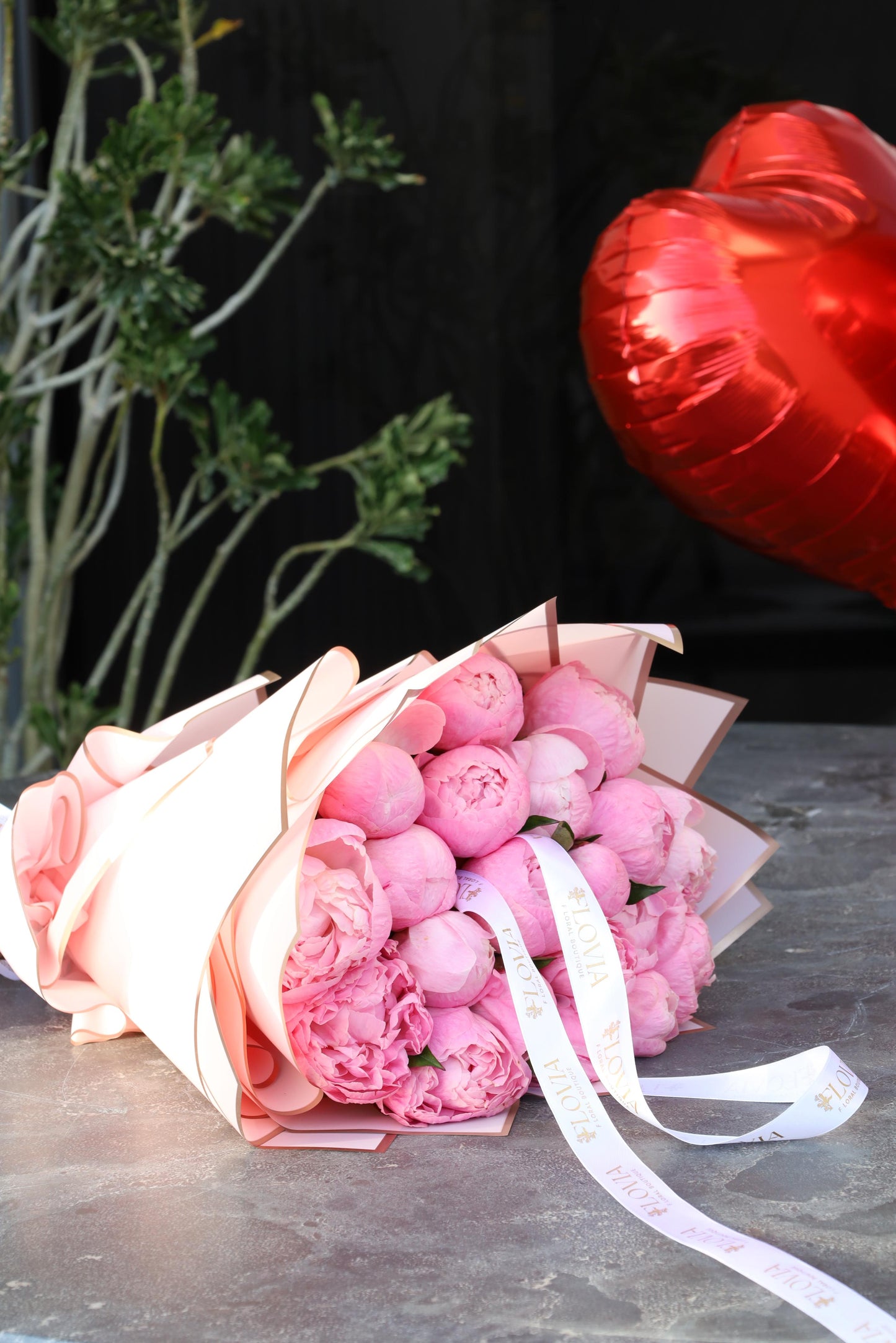Never say no to light rose hot bouquet